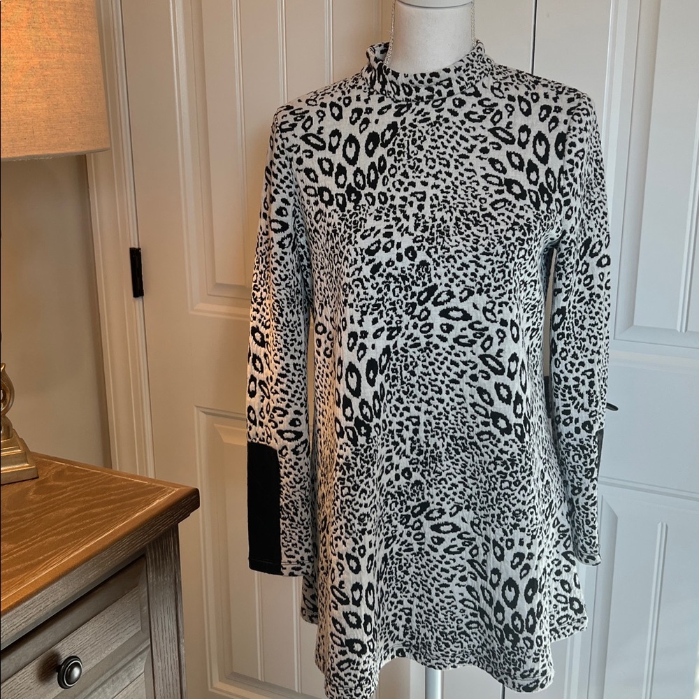 Tyler Böe Leopard Mock Neck Tunic Top XS Faux Leather Elbow Patches Black White - Picture 3 of 16